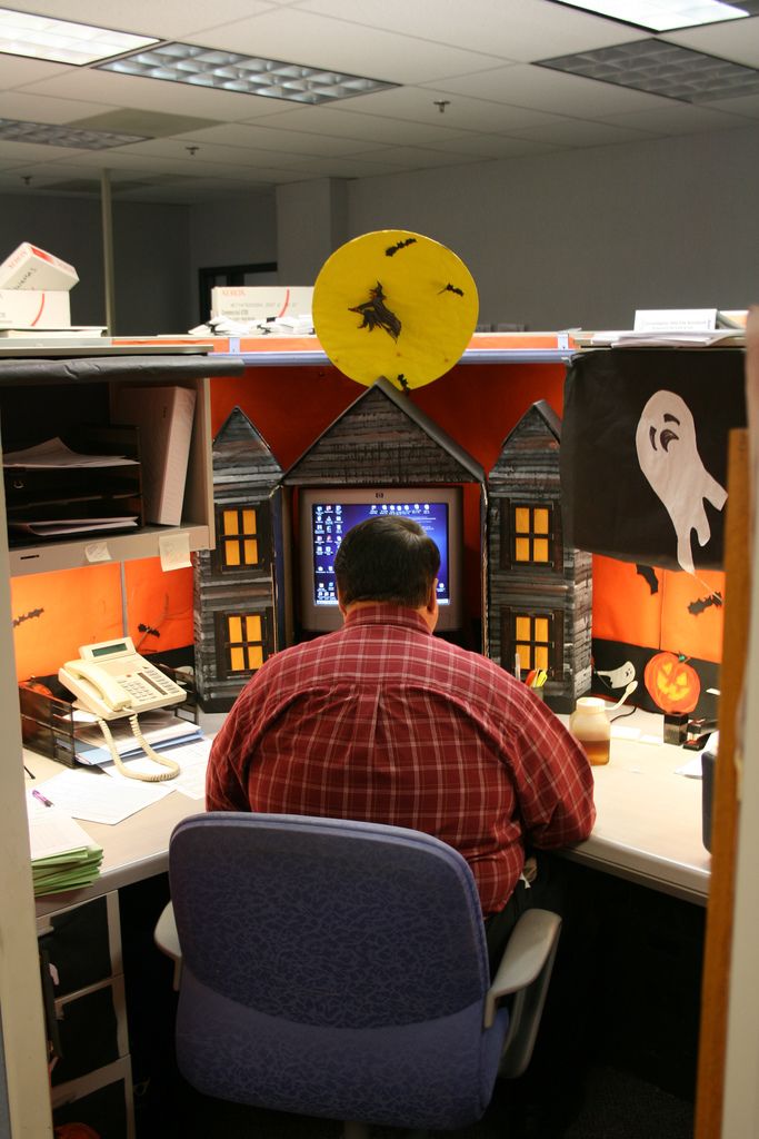 Halloween office decorations - cubicle decoration